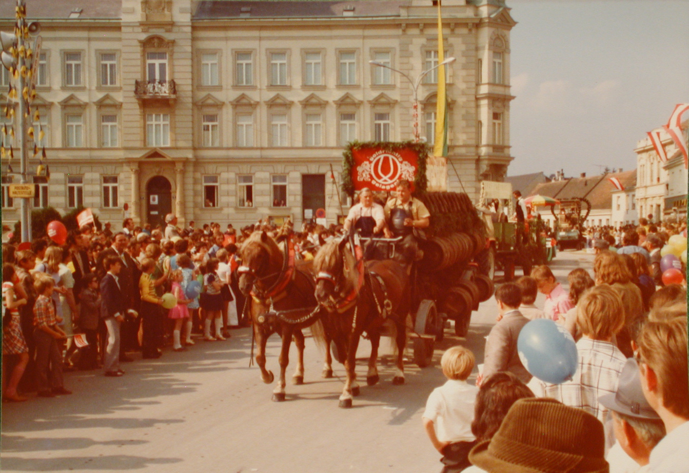 Das Schwechater Bierdepot war beim Festzug aus Anlass 100 Jahre Stadterhebung, im Jahre 1974 mit einer traditionellen Bierkutsche vertreten